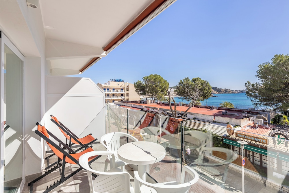 Hostal Neptuno — Hotel rooms in Peguera, Balearic Islands