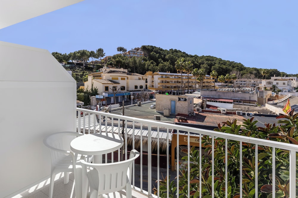 Hostal Neptuno — Hotel rooms in Peguera, Balearic Islands