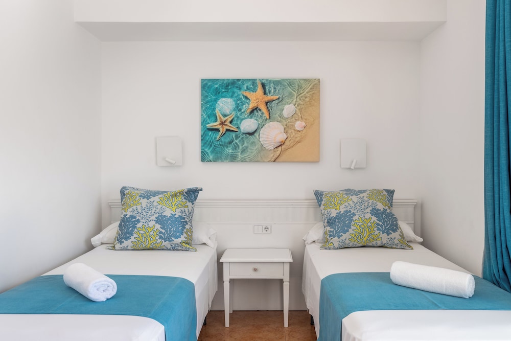 Hostal Neptuno — Hotel rooms in Peguera, Balearic Islands