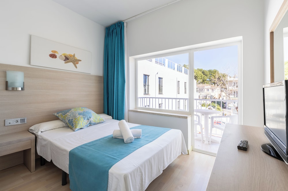 Hostal Neptuno — Hotel rooms in Peguera, Balearic Islands