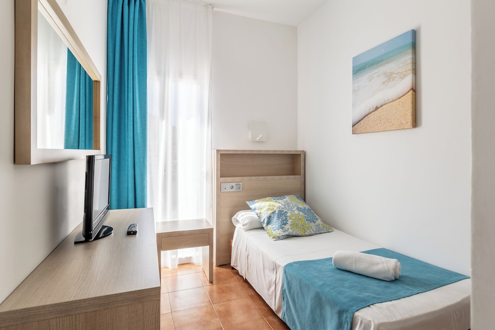 Hostal Neptuno — Hotel rooms in Peguera, Balearic Islands