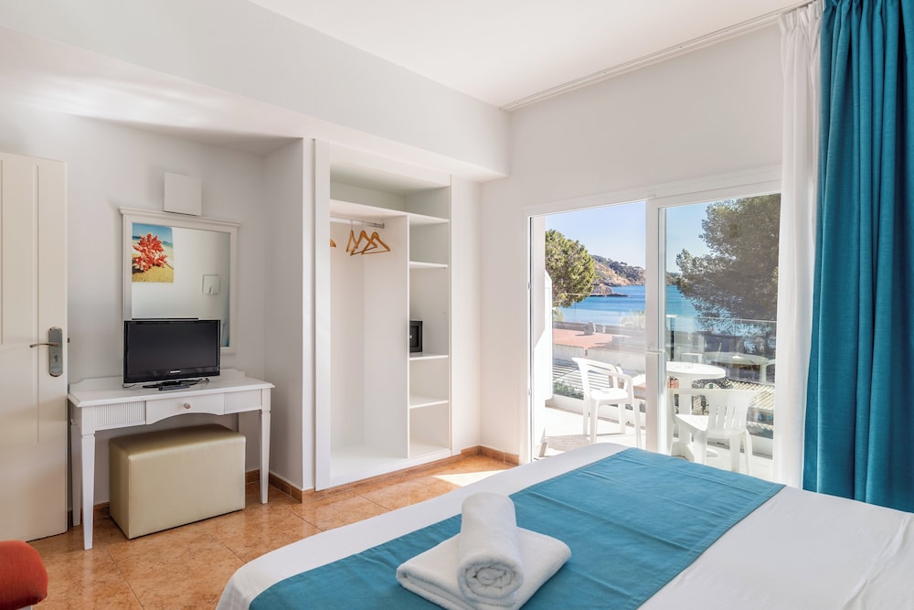 Hostal Neptuno — Hotel rooms in Peguera, Balearic Islands