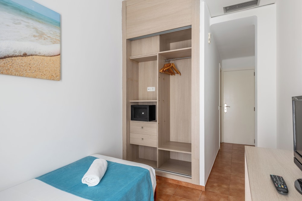 Hostal Neptuno — Hotel rooms in Peguera, Balearic Islands