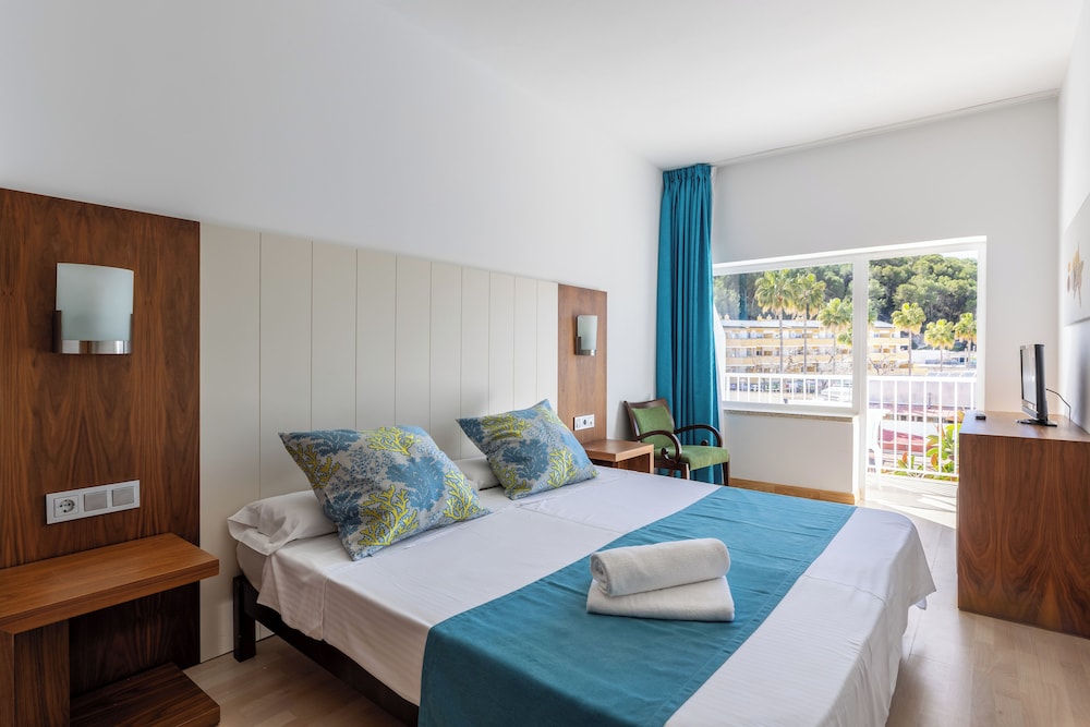 Hostal Neptuno — Hotel rooms in Peguera, Balearic Islands