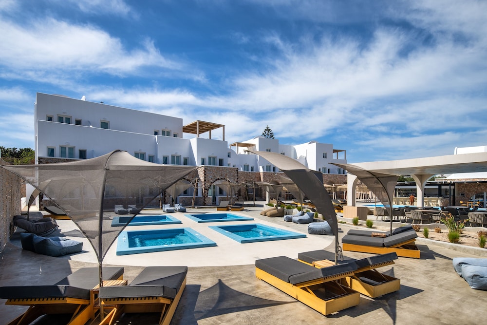 Aelia Luxury Suites — Swimming pool in Karterados, South Aegean