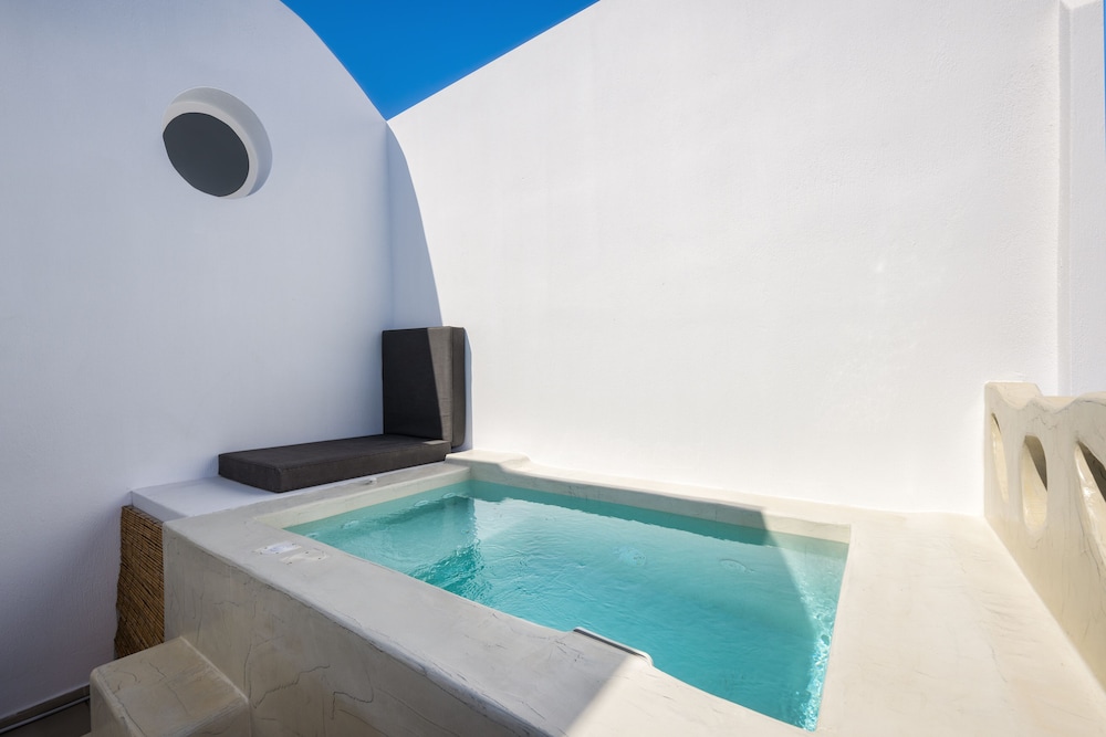 Aelia Luxury Suites — Swimming pool in Karterados, South Aegean