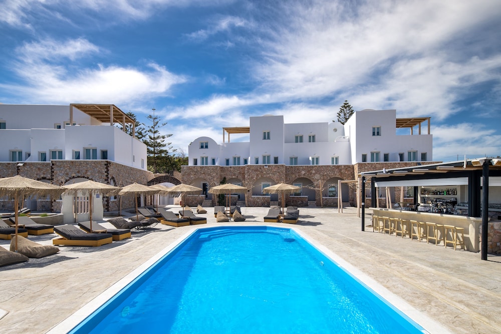 Aelia Luxury Suites — Swimming pool in Karterados, South Aegean