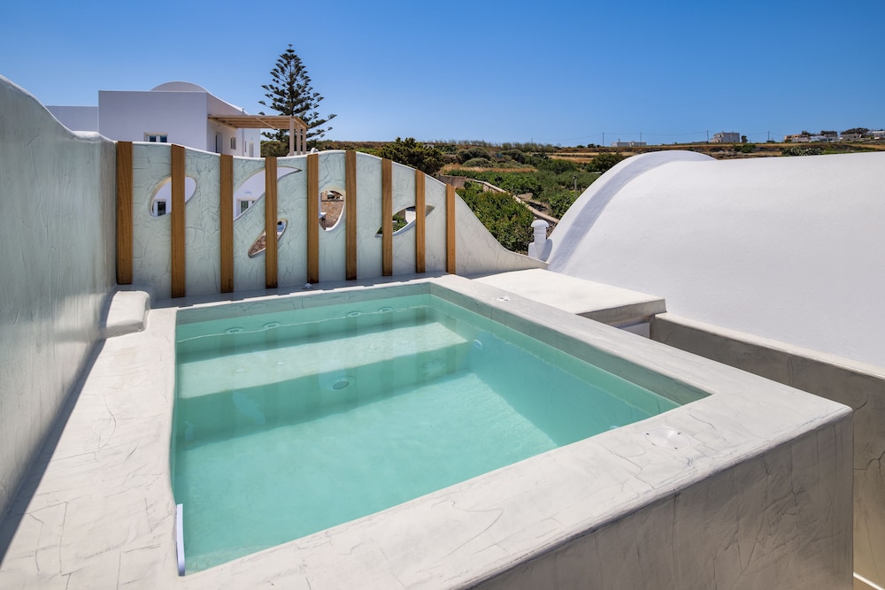 Aelia Luxury Suites — Swimming pool in Karterados, South Aegean