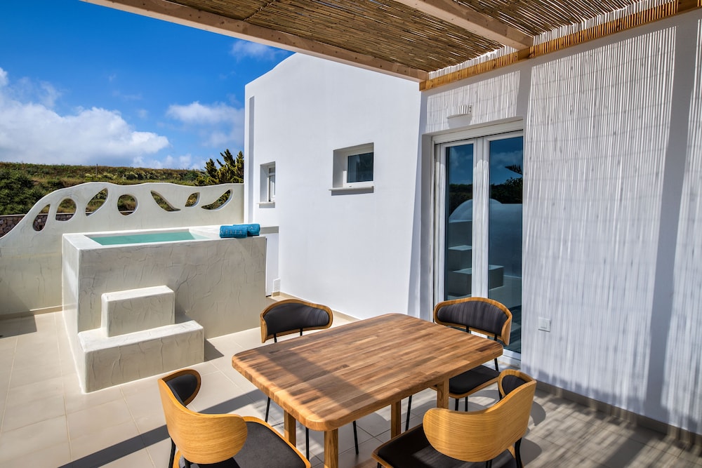 Aelia Luxury Suites — Hotel building in Karterados, South Aegean