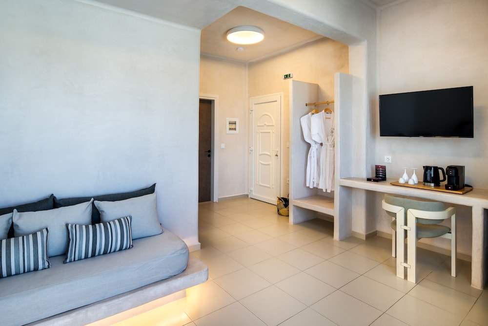 Aelia Luxury Suites — Hotel rooms in Karterados, South Aegean