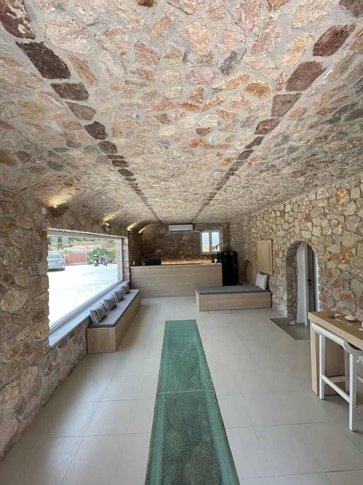 Aelia Luxury Suites — Hotel building in Karterados, South Aegean