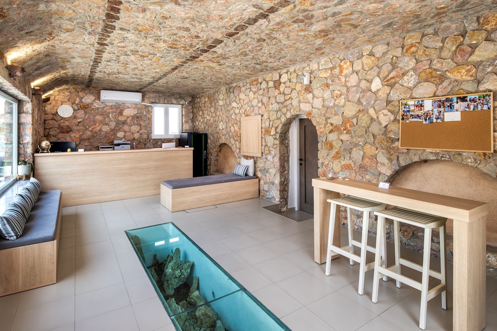 Aelia Luxury Suites — Swimming pool in Karterados, South Aegean