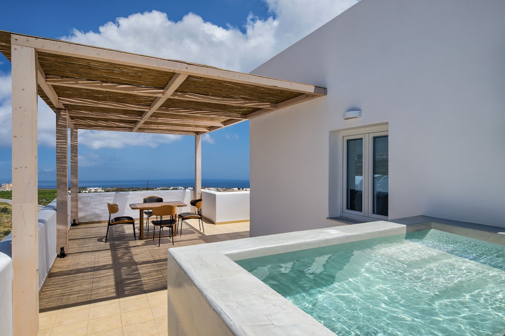 Aelia Luxury Suites — Swimming pool in Karterados, South Aegean