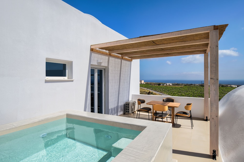Aelia Luxury Suites — Swimming pool in Karterados, South Aegean