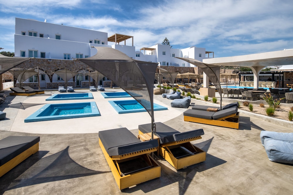 Aelia Luxury Suites — Swimming pool in Karterados, South Aegean