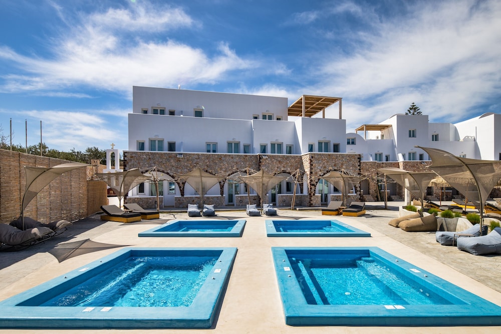 Aelia Luxury Suites — Swimming pool in Karterados, South Aegean