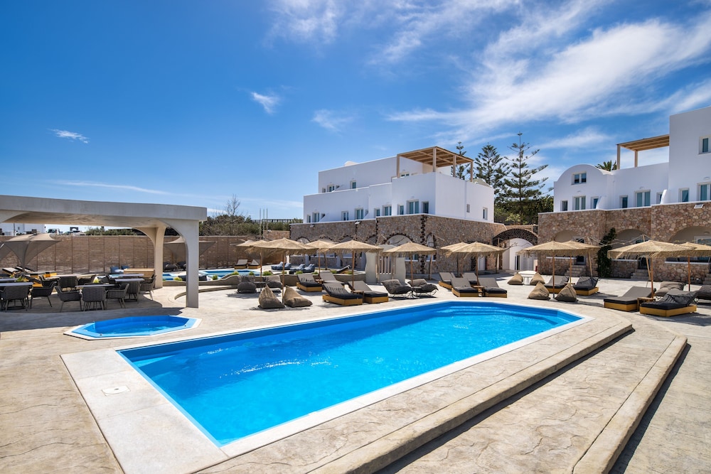 Aelia Luxury Suites — Swimming pool in Karterados, South Aegean