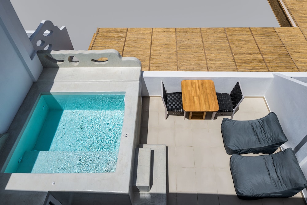 Aelia Luxury Suites — Swimming pool in Karterados, South Aegean