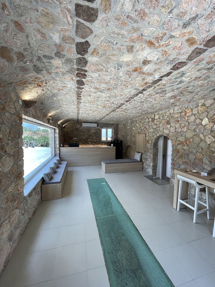 Aelia Luxury Suites — Hotel building in Karterados, South Aegean