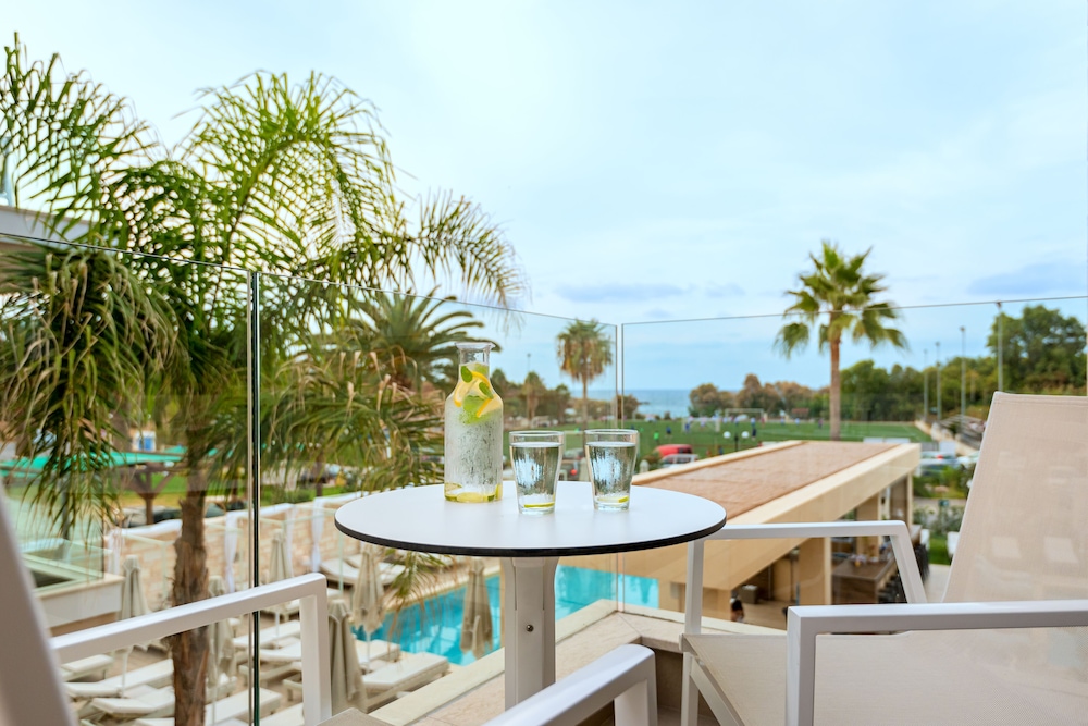 Airis Boutique & Suites — Swimming pool in Chania