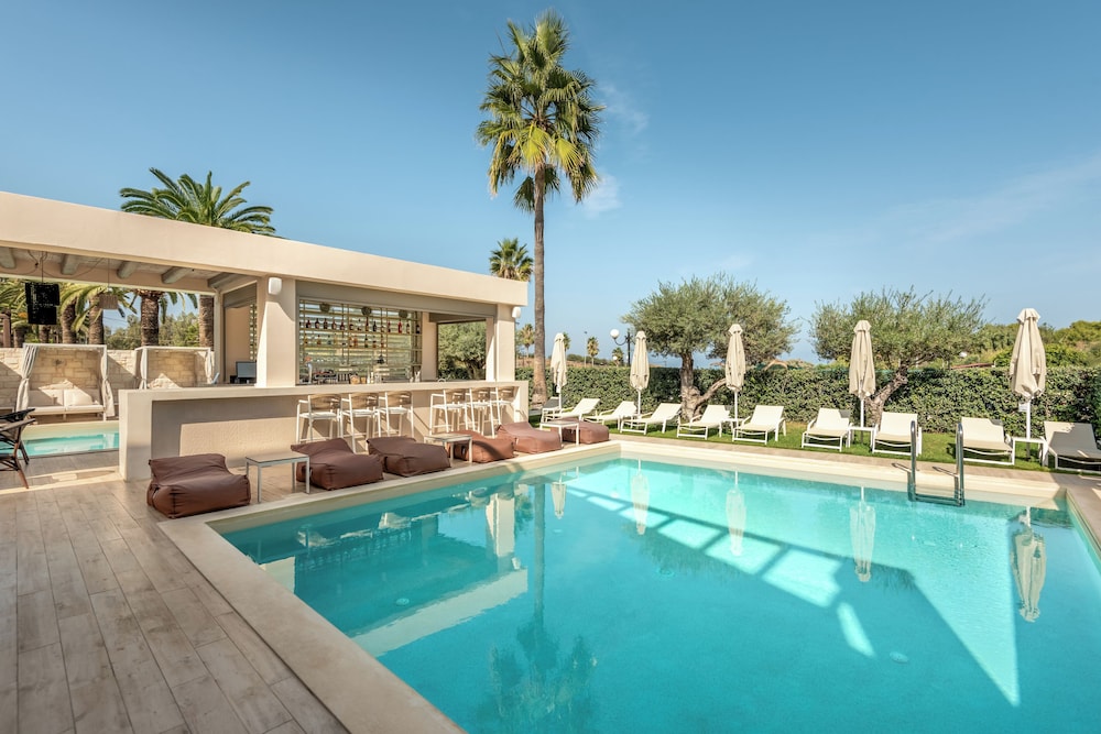 Airis Boutique & Suites — Swimming pool in Chania