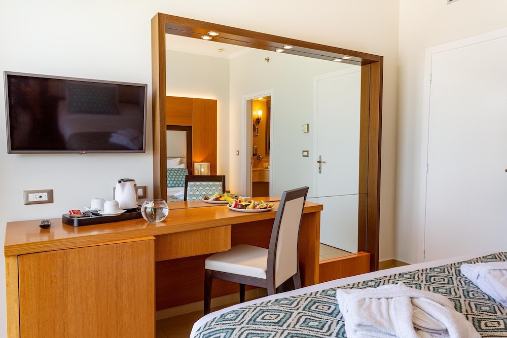 Lindos Bay Suites — Hotel rooms in Lindos, South Aegean