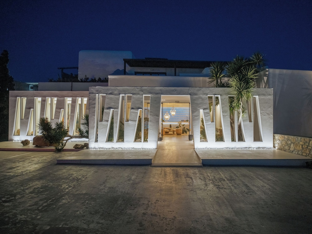 Asty Mykonos Hotel & Spa -World of One Hotel Group — Hotel building in Mykonos Town, South Aegean