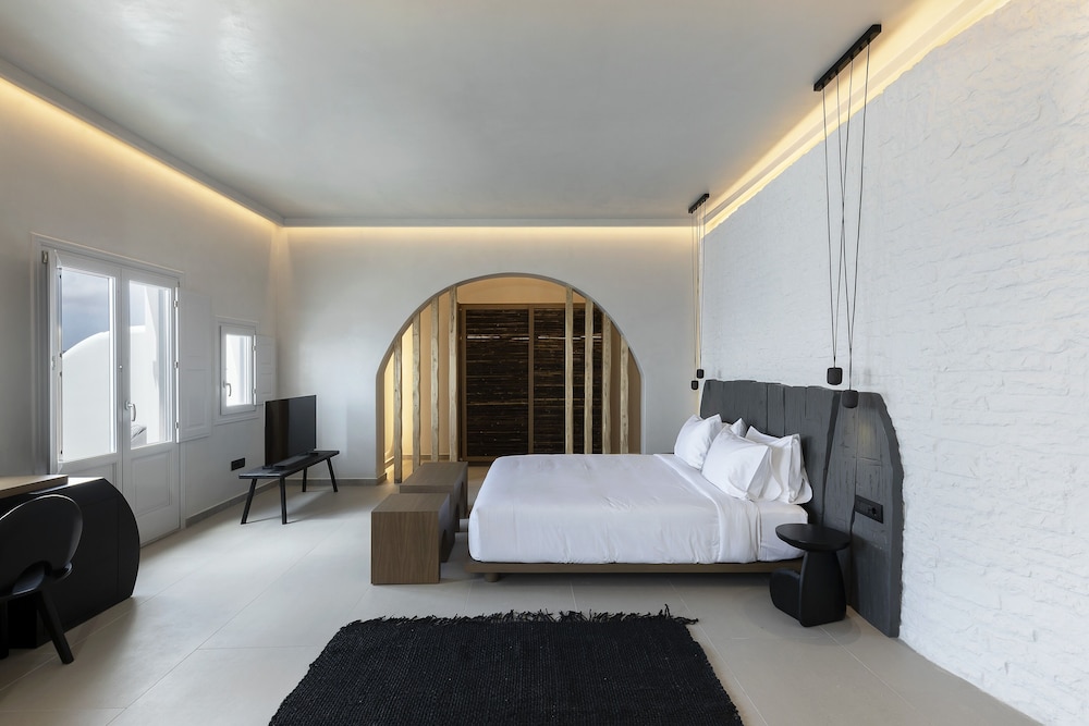 Hom Santorini — Hotel rooms in Oia, South Aegean