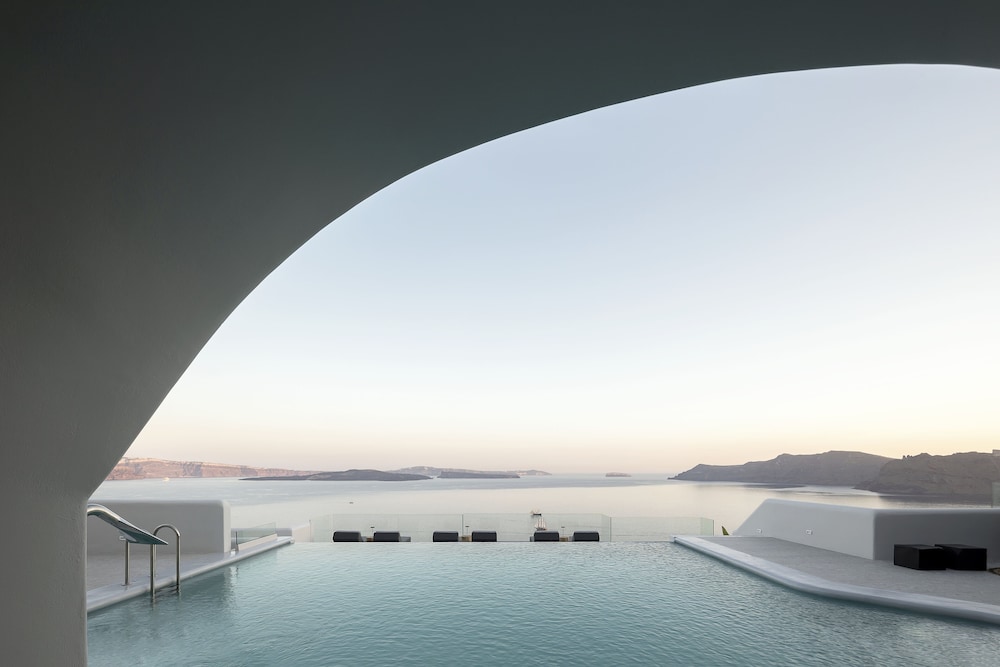 Hom Santorini — Swimming pool in Oia, South Aegean
