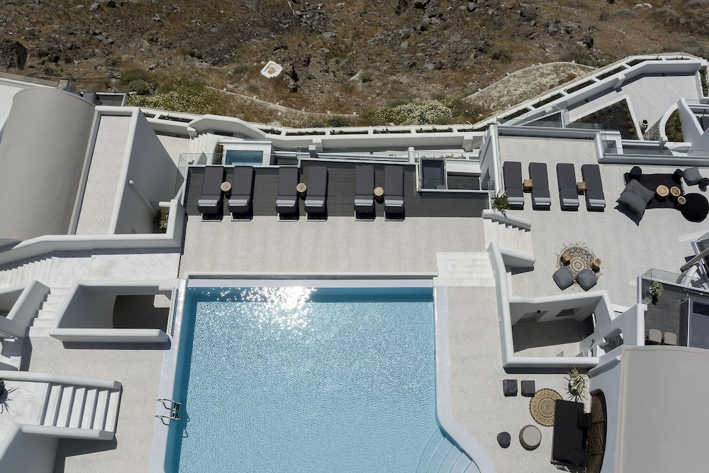 Hom Santorini — Swimming pool in Oia, South Aegean