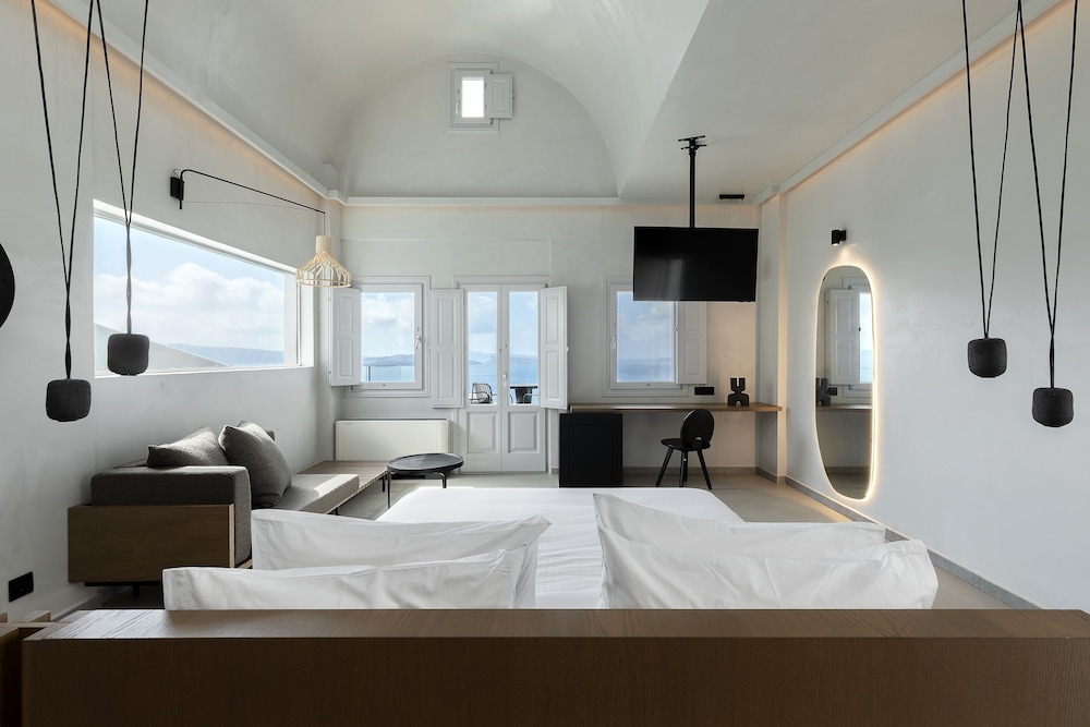 Hom Santorini — Hotel rooms in Oia, South Aegean