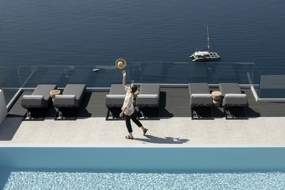 Hom Santorini — Swimming pool in Oia, South Aegean