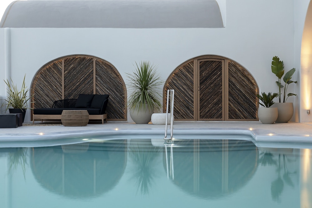 Hom Santorini — Swimming pool in Oia, South Aegean