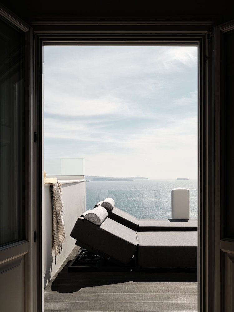 Hom Santorini — Hotel rooms in Oia, South Aegean
