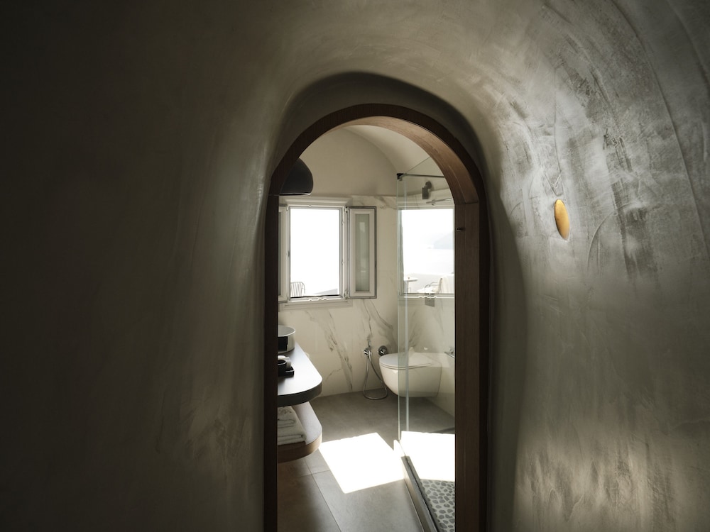 Hom Santorini — Hotel rooms in Oia, South Aegean