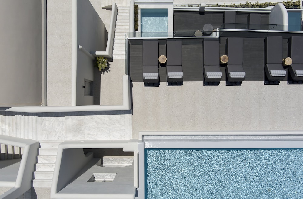 Hom Santorini — Swimming pool in Oia, South Aegean