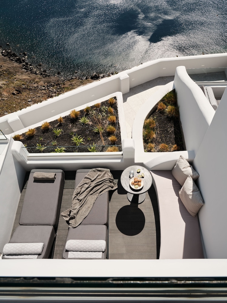 Hom Santorini — Hotel rooms in Oia, South Aegean