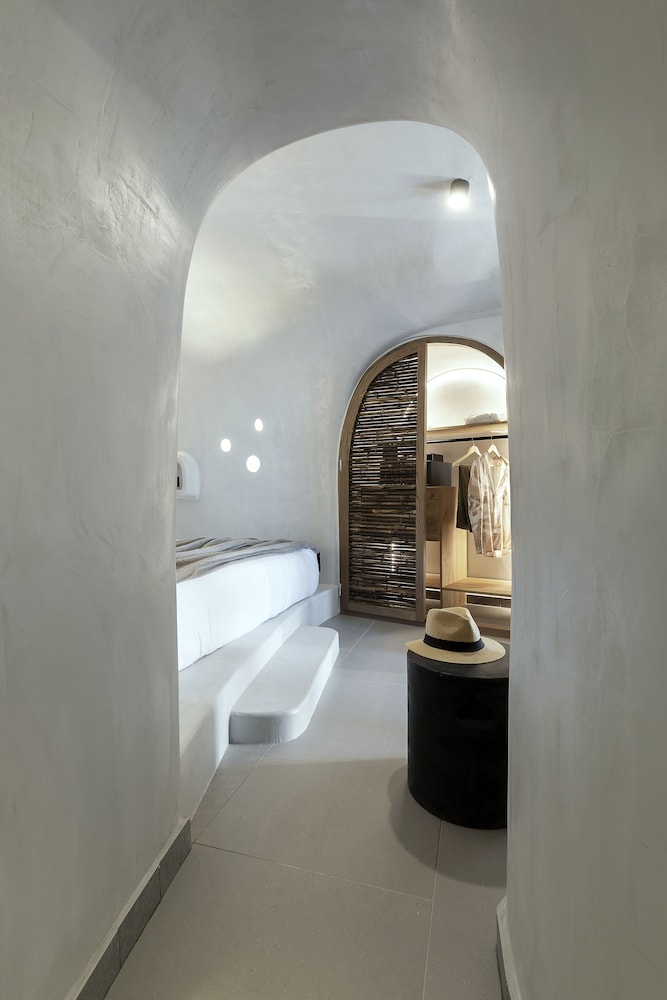 Hom Santorini — Hotel rooms in Oia, South Aegean