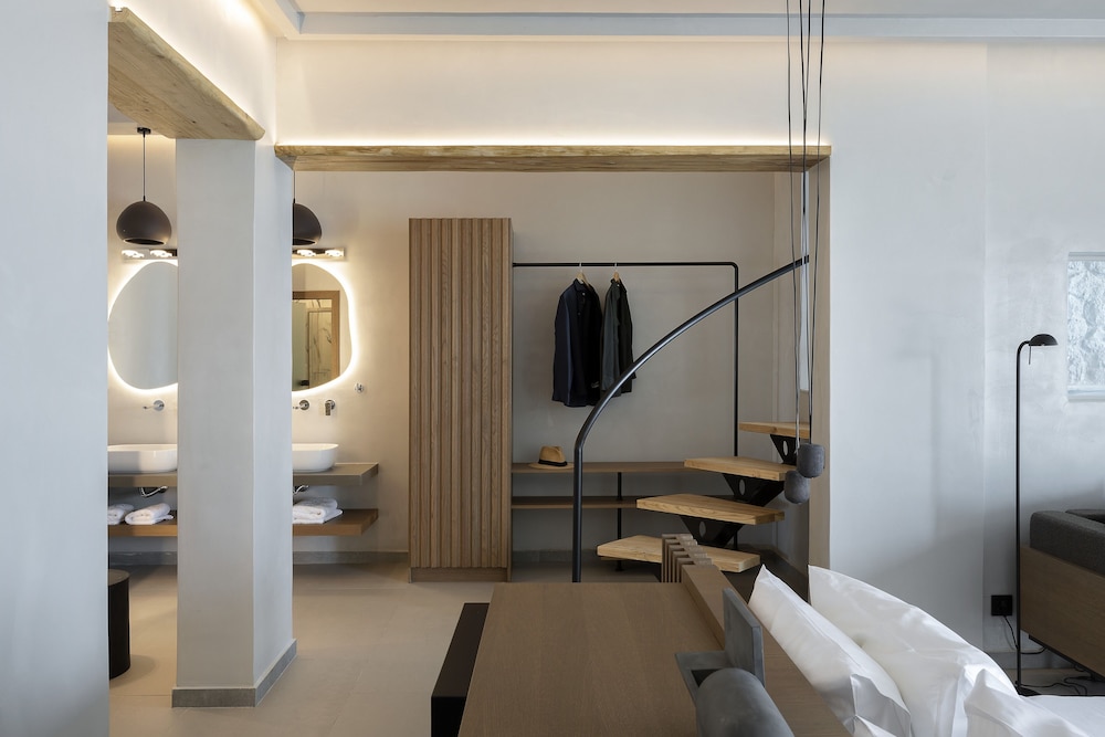Hom Santorini — Hotel rooms in Oia, South Aegean