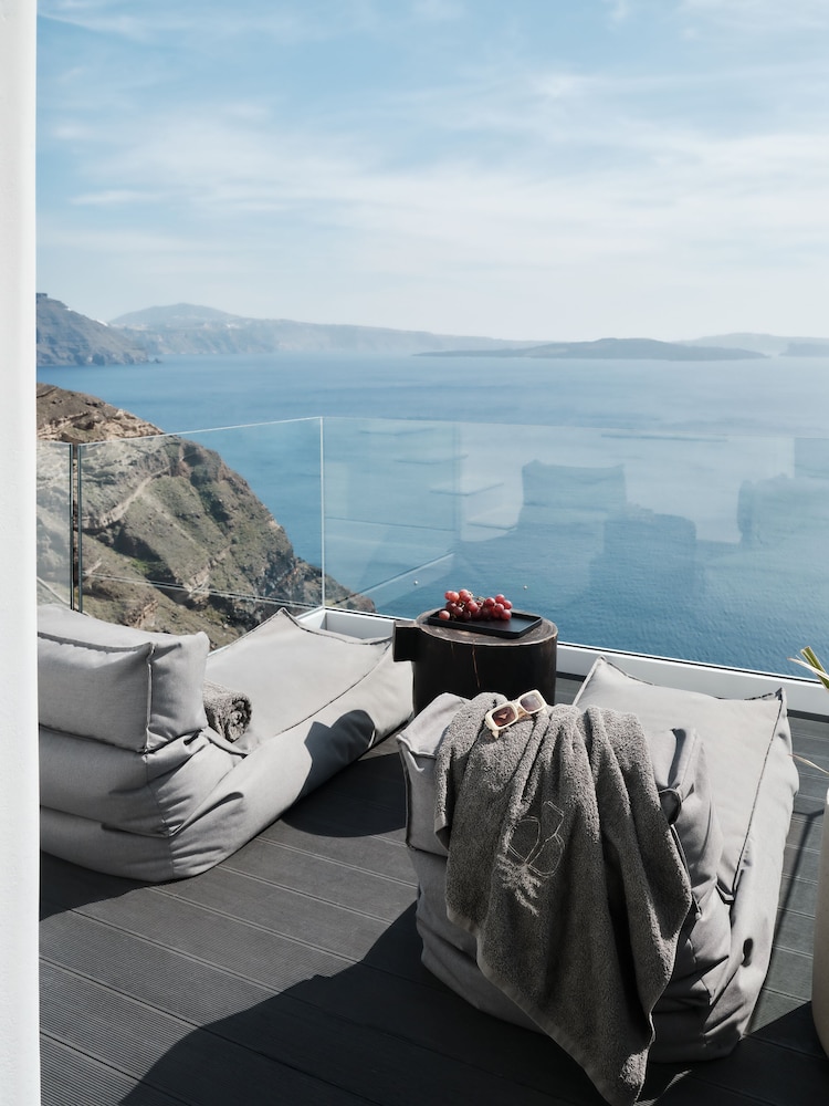 Hom Santorini — Hotel rooms in Oia, South Aegean