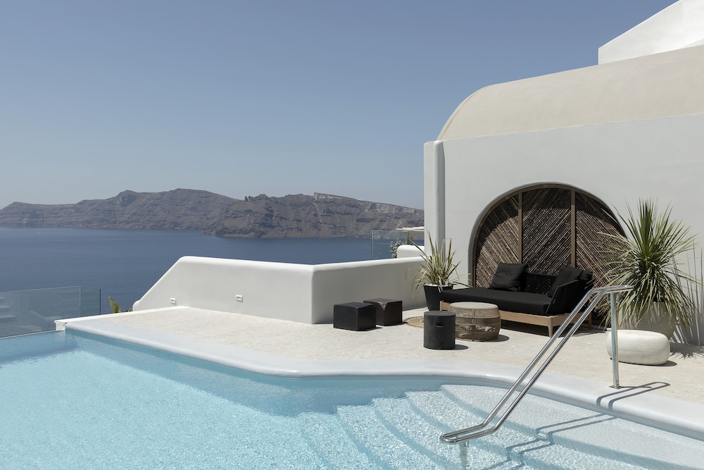 Hom Santorini — Swimming pool in Oia, South Aegean