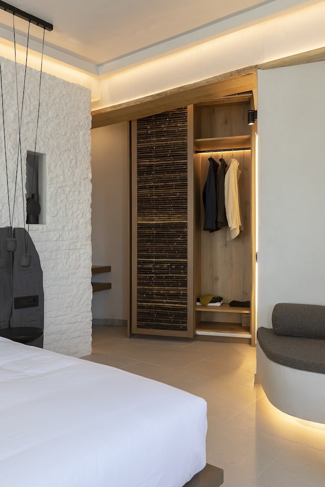 Hom Santorini — Hotel rooms in Oia, South Aegean