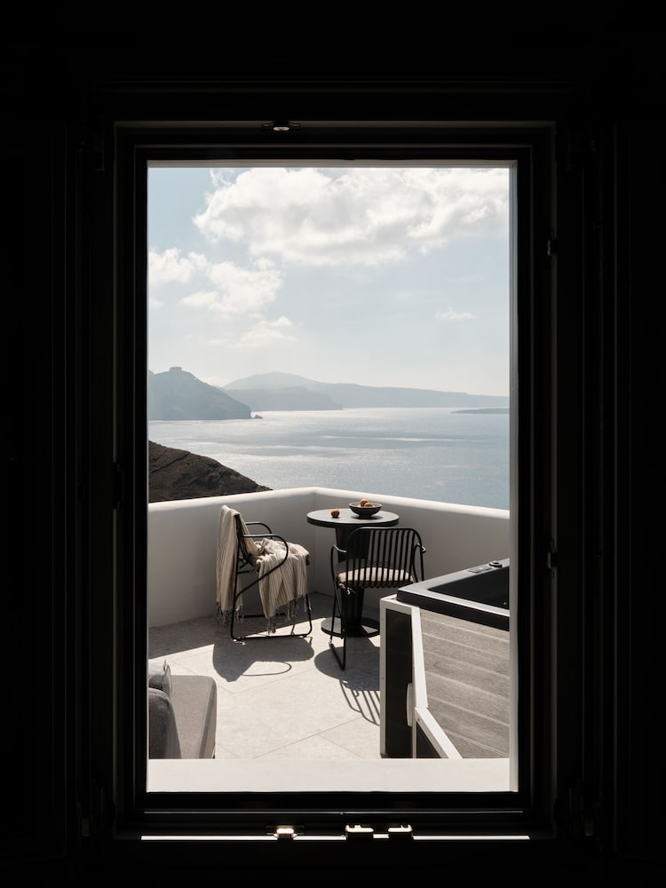 Hom Santorini — Hotel rooms in Oia, South Aegean