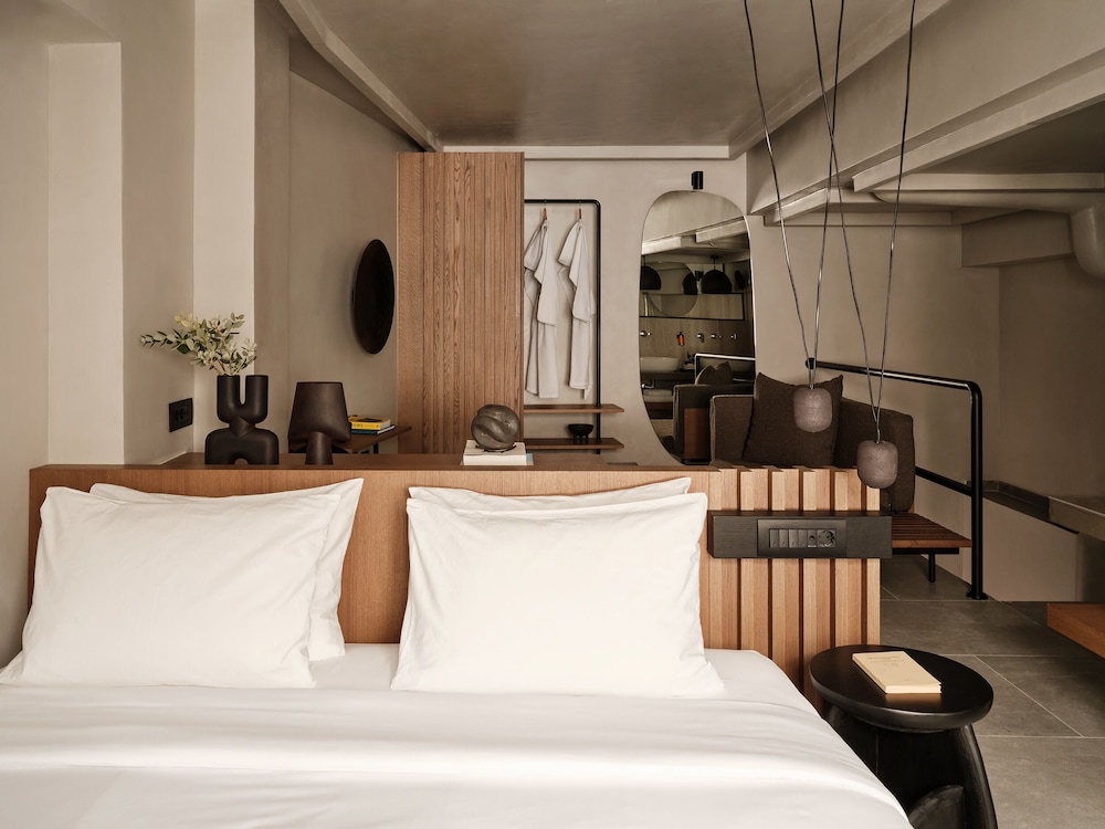 Hom Santorini — Hotel rooms in Oia, South Aegean
