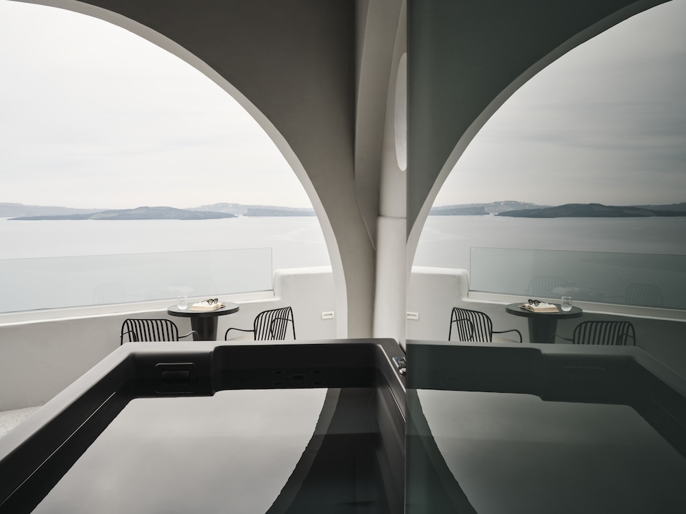 Hom Santorini — Hotel rooms in Oia, South Aegean