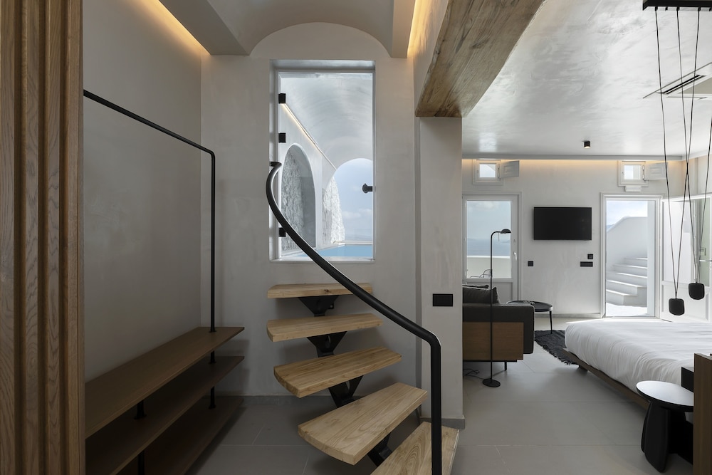 Hom Santorini — Hotel rooms in Oia, South Aegean