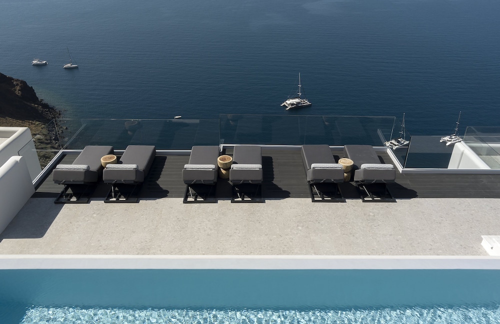 Hom Santorini — Swimming pool in Oia, South Aegean