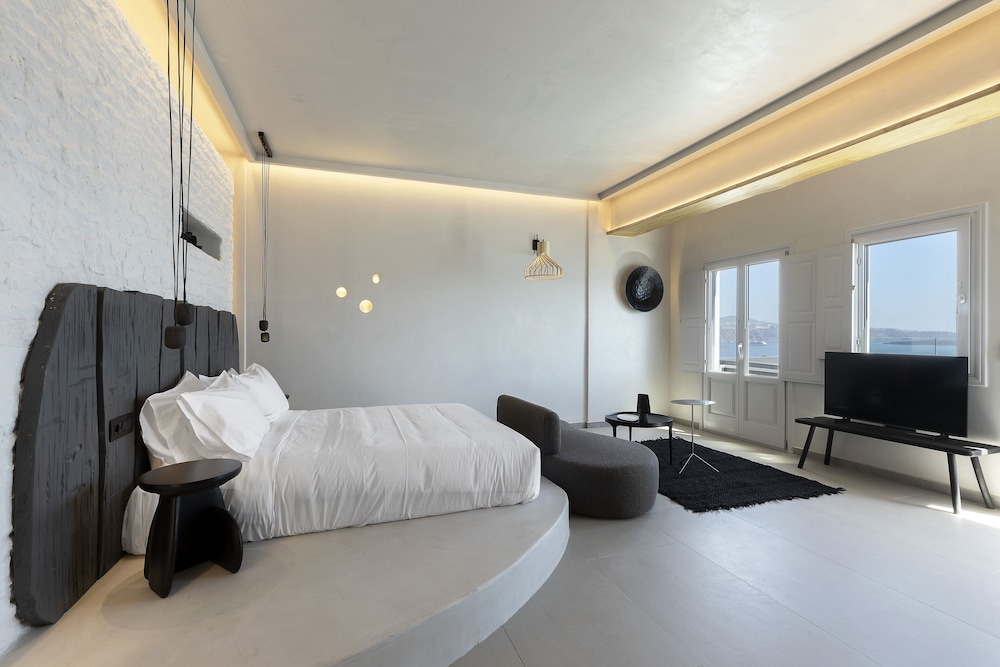 Hom Santorini — Hotel rooms in Oia, South Aegean