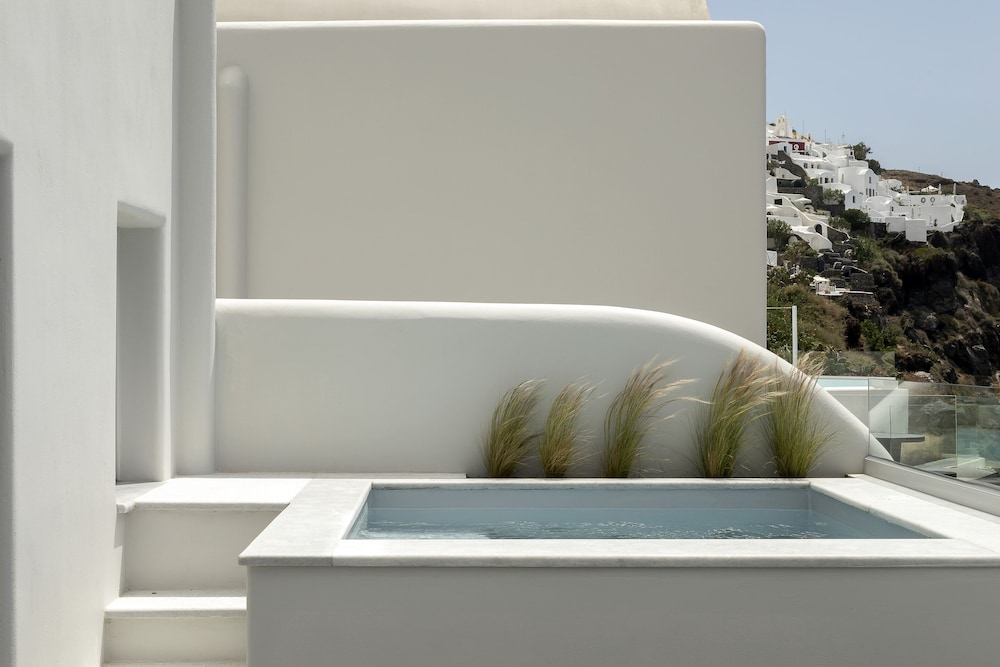 Hom Santorini — Swimming pool in Oia, South Aegean