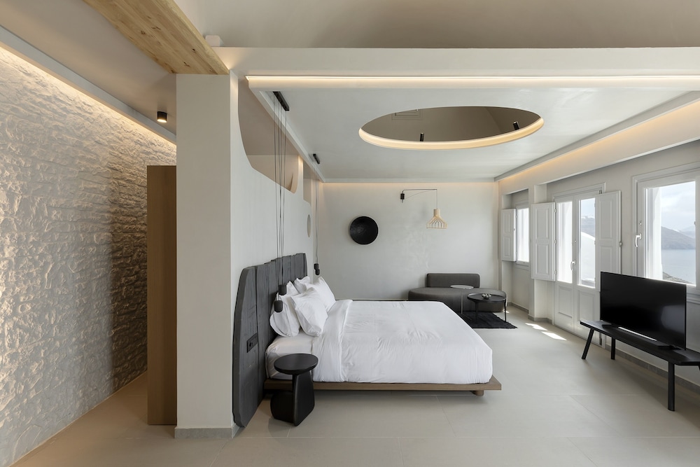 Hom Santorini — Hotel rooms in Oia, South Aegean